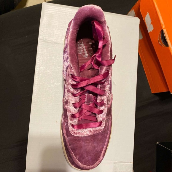 Woman's Air force 1's - Picture 2 of 3